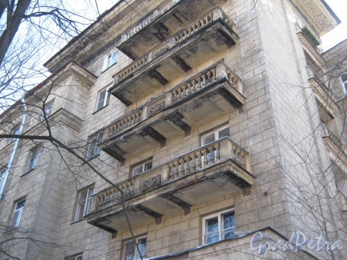 Ул. Александра Матросова, дом 9. Балконы со стороны фасада здания. Фото 10 марта 2013 г.