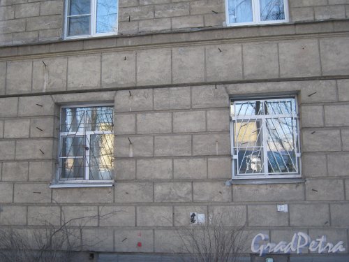 Ул. Александра Матросова, дом 9. Фрагмент фасада здания. Фото 10 марта 2013 г.