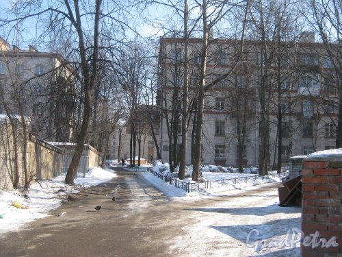 Ул. Харченко, дом 1 (справа). Общий вид со стороны дома 2. Фото 10 марта 2013 г.