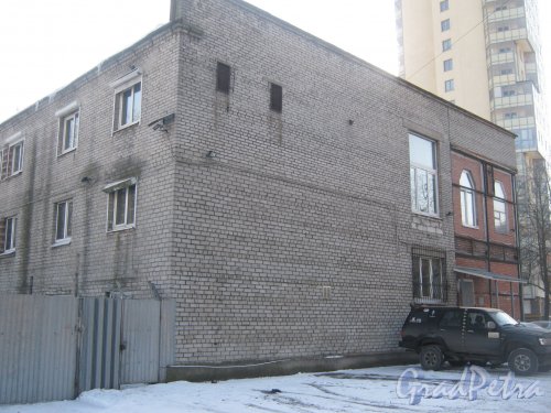 Ул. Харченко, дом 2. Фрагмент здания со стороны двора и дома 4. Фото 10 марта 2013 г.