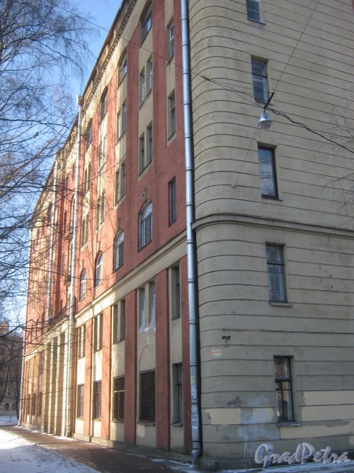 Диагональная ул., дом 10. Фрагмент фасада здания. Фото 10 марта 2013 г.