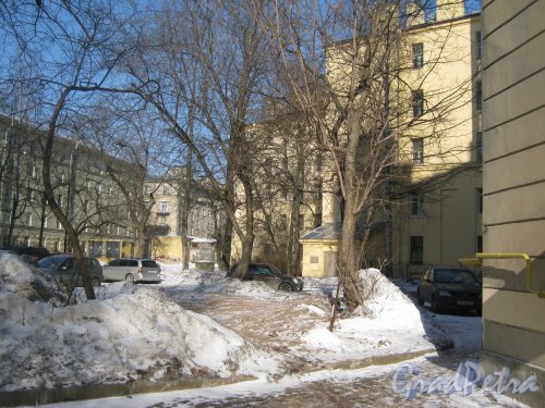 Диагональная ул., дом 8 (в центре Фото), дом 10 (справа) и дом 6 (слева). Общий вид с Диагональной ул. Фото 10 марта 2013 г.
