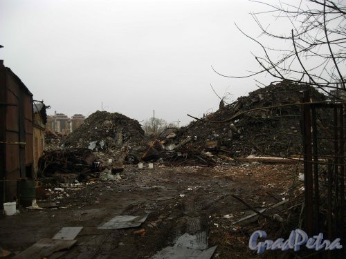 Черниговская улица, дом 15. Вид на участок с Лиговского проспекта. Строительный мусор, после сноса строений. Фото 23 апреля 2013 года.