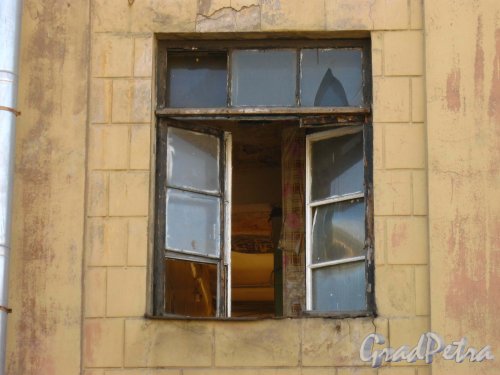 Балтийская улица, дом 59. Вид в окно расселенного после пожара, случившегося 12 апреля 2013, здания. Фото 22 апреля 2013 г. 