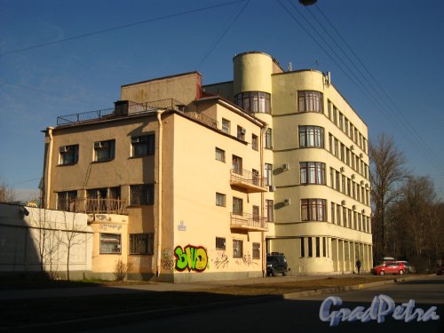 Свеаборгская улица, дом 4 (4-этажное здание) и фасад дома 15 по улица Решетникова, выходящий на  Свеаборгскую улицу (5-этажное здание). Фото 22 апреля 2013 года.