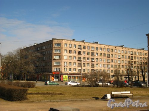 Балтийская ул., дом 2 / пр. Стачек, дом 14. Вид от Кировской площади. Фото 22 апреля 2013 г.