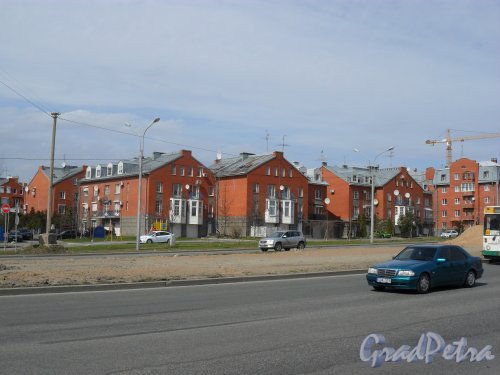 Улица 2-я Никитинская, дом 4. Корпуса 1 (справа), 2 (в центре), 3 (слева). Дома из красного кирпича. Фотография с улицы Репищева. Фото май 2013 г.