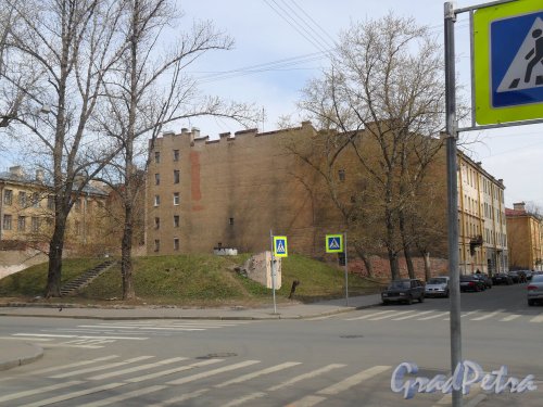 Улица Витебская, дом 15. Вид дома от угла улиц Витебской и Мясной. Фото май 2013 г.