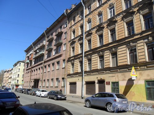 Улица Мясная, дом 24 (кирпичный дом с балконами на углу улиц Мясной и Псковской). Фото 8 мая 2013 г.