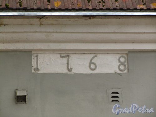г. Выборг улица Сторожевой Башни, дом 3. Год постройки, указанный на фасаде со стороны Подгорной улицы. Фото 19 августа 2012 года.
