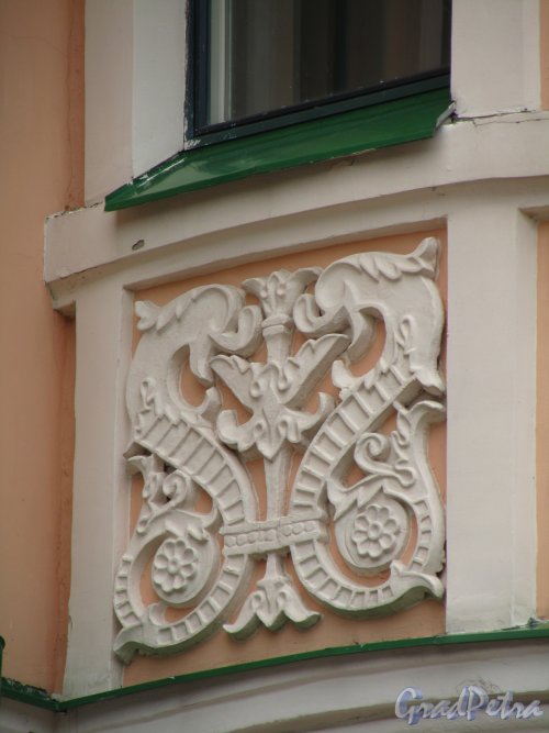 Г. Выборг, ул. Северный Вал, дом 3. Фрагмент декора фасада здания. Фото 19 августа 2012 г.