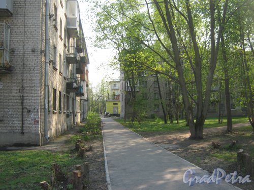 Караваевская ул., дом 35 (слева) и проход вдоль фасада здания в сторону дома 33, корпус 2. Фото 13 мая 2013 г.