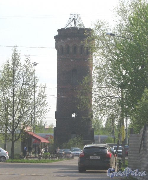 Водонапорная башня в Рыбацком в районе пересечения Тепловозной ул. и Скачкова пер. Фото 13 мая 2013 г. с Караваевской ул.