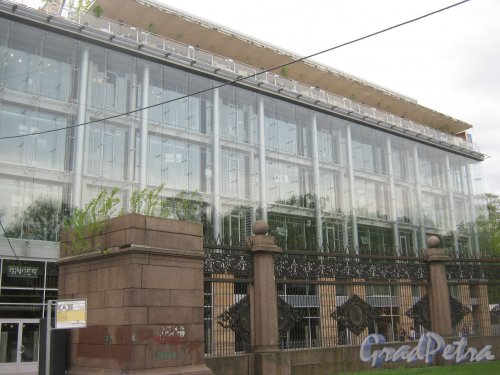 Казанская ул., дом 3а. Фрагмент здания бизнес-центра со стороны Воронихинского сквера. Фото 17 мая 2013 г.