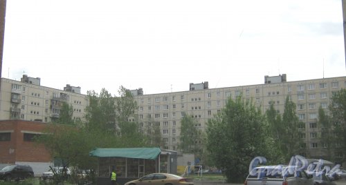 Будапештская ул., дом 108. Общий вид со стороны дома 108, корпус 2 на крыло здания, идущее параллельно ул. Олеко Дундича. Фото 17 мая 2013 г.