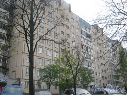 Ул. Коммуны, дом 44, корпус 1. Правая часть фасада. Фото 17 мая 2013 г.