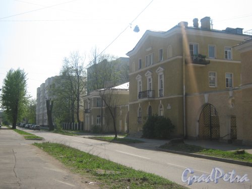 Турбинная ул., дом 31 (справа). Общий вид со стороны дома 22 по ул. Трефолева. Фото 18 мая 2013 г.