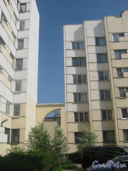 Турбинная ул., дома 35, корпус 1 (слева) и 2 (справа). Арка прохода между домами в сторону Турбинной ул. Фото 18 мая 2013 г.