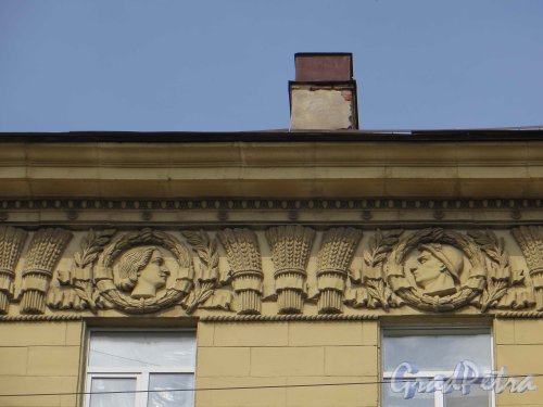 Тульская ул., дом 8. Медальоны верхнего карниза на фасаде жилого дома. Фото 22 мая 2013 г.