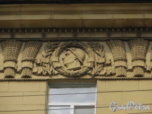 Тульская ул., дом 8. Медальон «Рабочий» верхнего карниза на фасаде жилого дома. Фото 22 мая 2013 г.