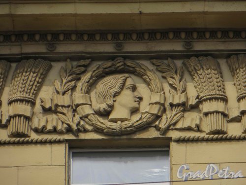 Тульская ул., дом 8. Медальон «Работница» верхнего карниза на фасаде жилого дома. Фото 22 мая 2013 г.