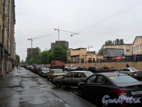Заозерная улица. Перспектива улицы в сторону Киевской улицы. На заднем плане строительство жилого комплекса «Небо Москвы». Фото 23 мая 2013 г.