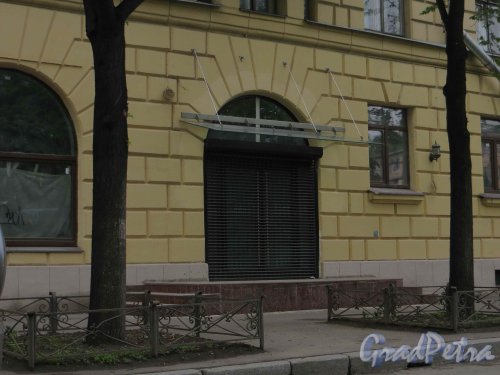 Таллинская  ул., дом 49. Когда-то эта дверь вела в известное кафе «Встреча». Фото 25 мая 2013 г.