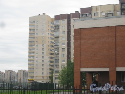 Ул. Маршала Казакова, дом 26, литера А (в центре). Фрагмент здания со стороны дома 32. Фото 26 мая 2013 г.