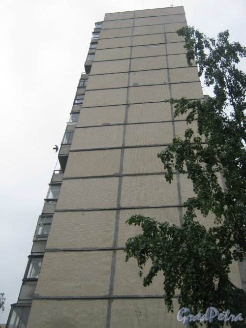Ул. Маршала Казакова, дом 32. Фрагмент здания со стороны дома 30. Фото 26 мая 2013 г.