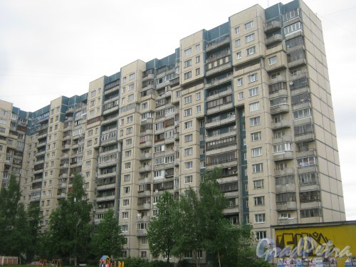 Ул. Маршала Казакова, дом 32. Фрагмент здания со стороны дома 30. Фото 26 мая 2013 г.
