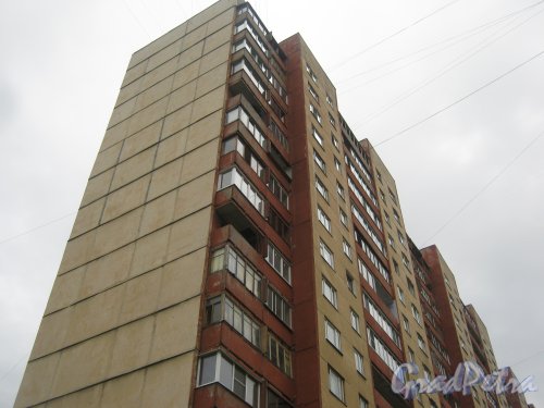 Ул. Маршала Казакова, дом 28, корпус 3. Фрагмент верхней части здания. Фото 26 мая 2013 г.