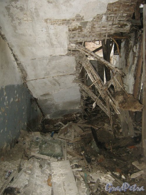 Братская ул., дом 12. Упавший лестничный пролёт внутри здания. Фото 17 мая 2013 г.