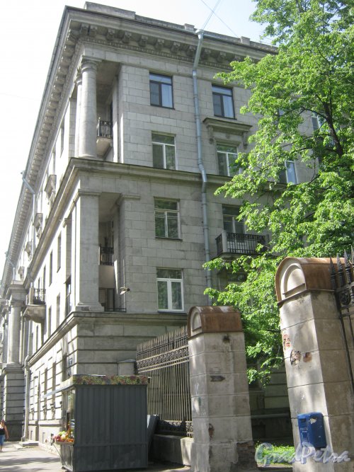 Кузнецовская ул., дом 30. Вид со стороны дома 32. Фото 1 июня 2013 г.