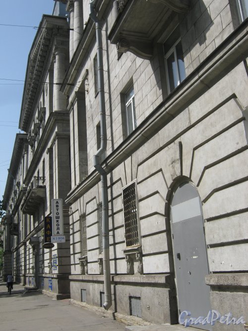 Кузнецовская ул., дом 30. Фрагмент фасада. Фото 1 июня 2013 г.
