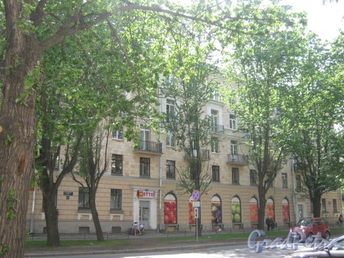 Кузнецовская ул., дом 15. Вид со стороны дома 30. Фото 1 июня 2013 г.