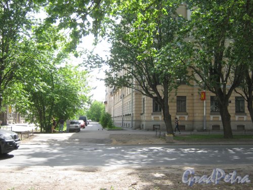 Кузнецовская ул., дом 15 (справа) и проезд в сторону пл. Чернышевского. Вид со стороны дома 30. Фото 1 июня 2013 г.