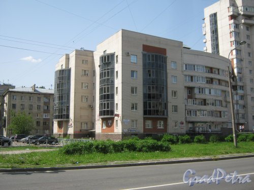 Варшавская ул., дом 19, корпус 2. Фрагмент. Вид со стороны дома 34. Фото 1 июня 2013 г.