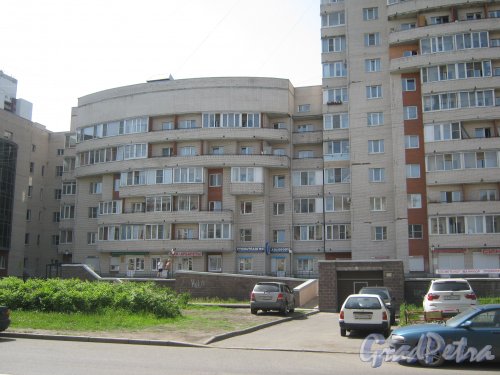 Варшавская ул., дом 19, корпус 2. Фрагмент фасада со стороны дома 32. Фото 1 июня 2013 г.