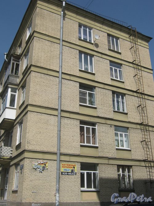 Варшавская ул., дом 32. Фрагмент фасада дома. Фото 1 июня 2013 г.
