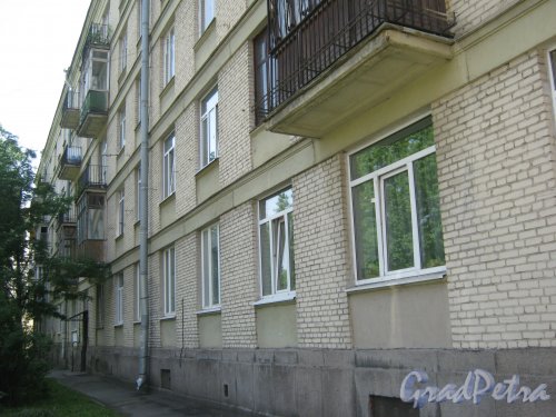Варшавская ул., дом 32. Фрагмент здания со стороны двора. Фото 1 июня 2013 г.