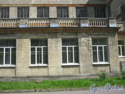 Варшавская ул., дом 30. Фрагмент фасада здания. Фото 1 июня 2013 г.