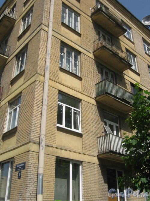 Варшавская ул., дом 26. Фрагмент фасада здания. Фото 1 июня 2013 г.