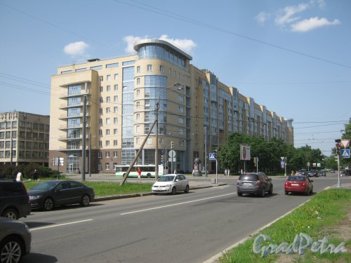 Варшавская ул., дом 9, корпус 1. Общий вид со стороны дома 22. Фото 1 июня 2013 г.