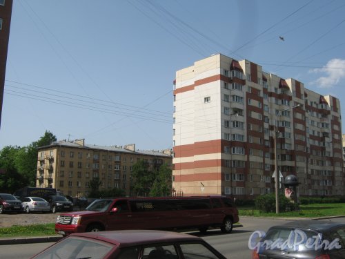 Варшавская ул., дом 19, корпус 1 (справа) и дом 17 (слева). Вид со стороны дома 22. Фото 1 июня 2013 г.