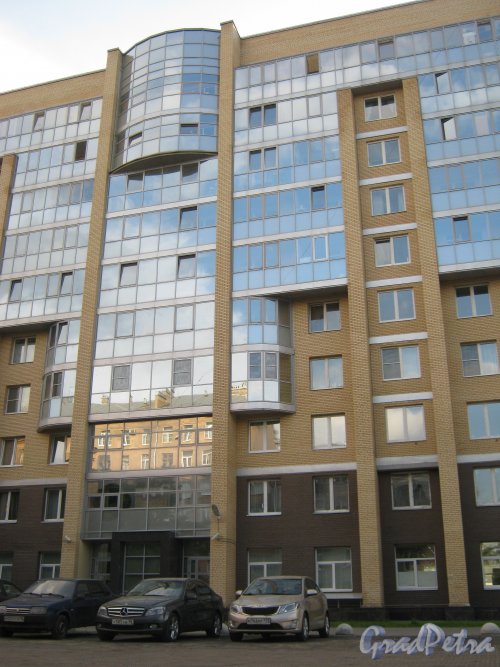 Ул. Варшавская, дом 9, корпус 1. Фрагмент фасада со стороны Варшавской ул. Фото 30 мая 2013 г.
