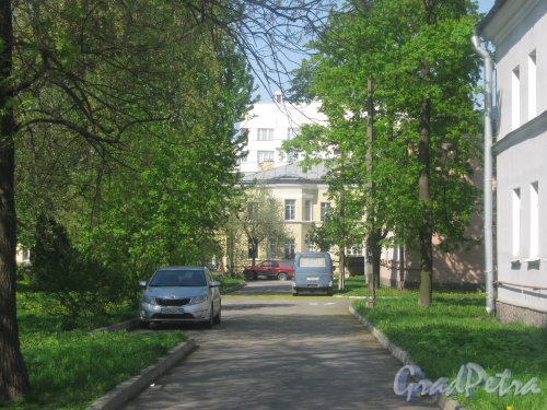 Ул. Белоусова, дом 10. Общий вид со стороны дома 43 по Турбинной ул. Фото 18 мая 2013 г.