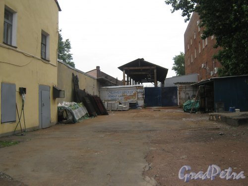 Ул. Черняховского, дом 61. Фрагмент внутренней территории. Фото 10 июня 2013 г.