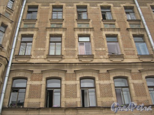 Ул. Черняховского, дом 69. Фрагмент фасада. Фото 10 июня 2013 г.