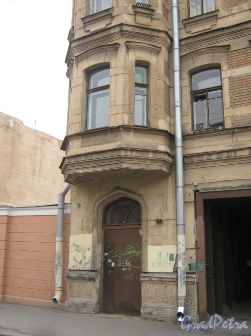 Ул. Черняховского, дом 69. Фрагмент фасада. Фото 10 июня 2013 г.