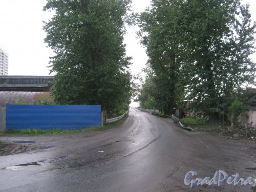 Малая Митрофаньевская улица. Вид от проезда к дому 5 корпус 2 в сторону Митрофаньевского путепровода. Фото 12 июня 2013 г.